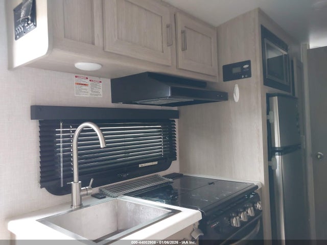 44002908 :رقم المزاد ، 5ZT2RSJC5M3014871 vin ، 2021 Forest River Rockwood مزاد بيع