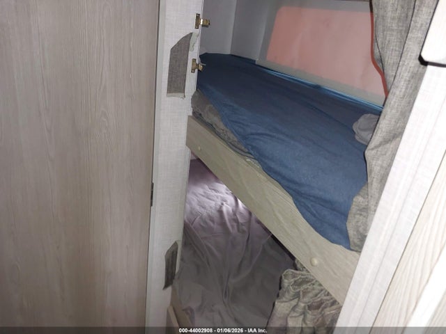 44002908 :رقم المزاد ، 5ZT2RSJC5M3014871 vin ، 2021 Forest River Rockwood مزاد بيع
