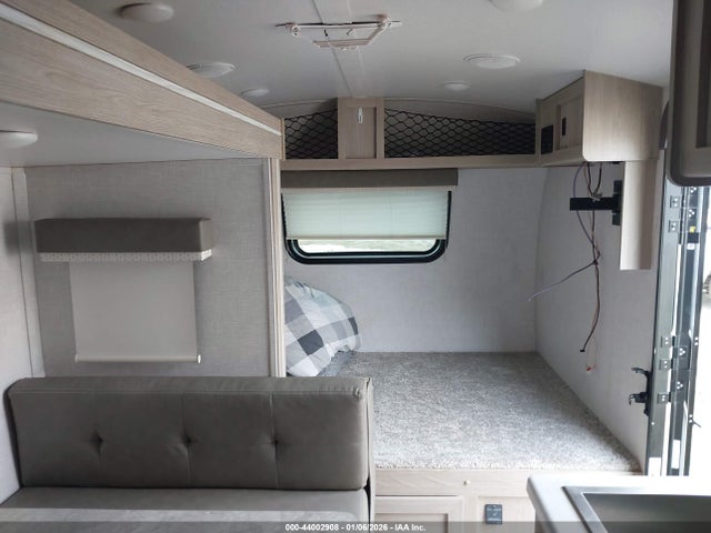44002908 :رقم المزاد ، 5ZT2RSJC5M3014871 vin ، 2021 Forest River Rockwood مزاد بيع