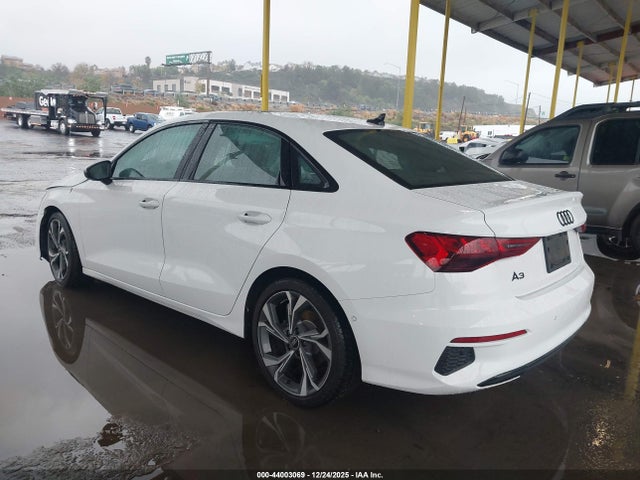 2022 AUDI A3 WAUBUDGY2NA019003 Photo 2