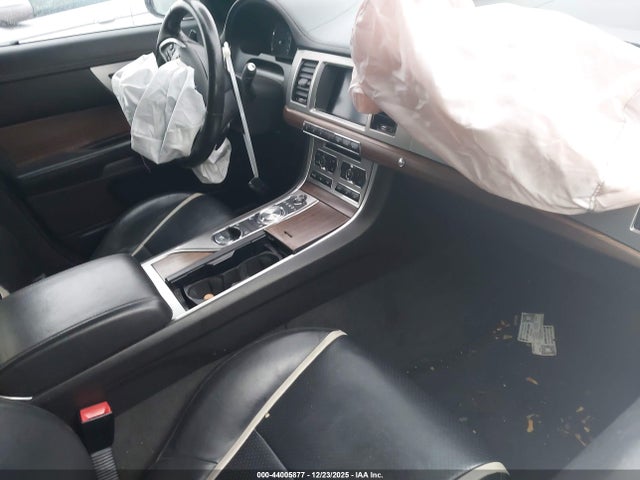 2015 JAGUAR XF SAJWJ0FF7F8U61565 Photo 4