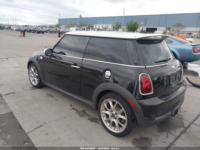 2010 MINI COOPER S WMWMF7C50ATW89549 Photo 2