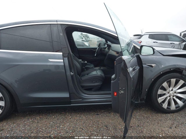 2019 TESLA MODEL X 5YJXCDE21KF190600 Photo 4