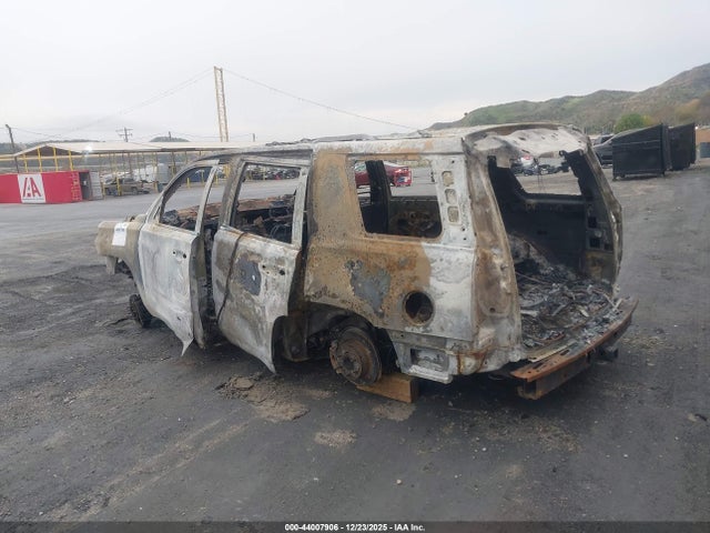 Chevrolet Tahoe Lt 2018 1GNSCBKC0JR154408 Image 3