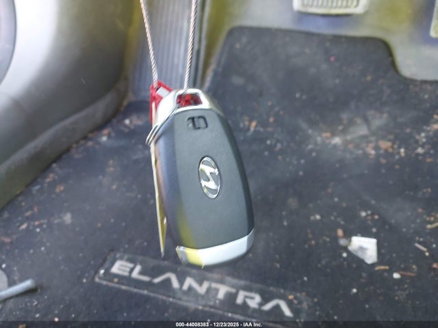 5NPLM4AG2NH075703 Hyundai ELANTRA SEL