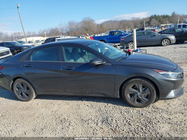 5NPLM4AG2NH075703 Hyundai ELANTRA SEL