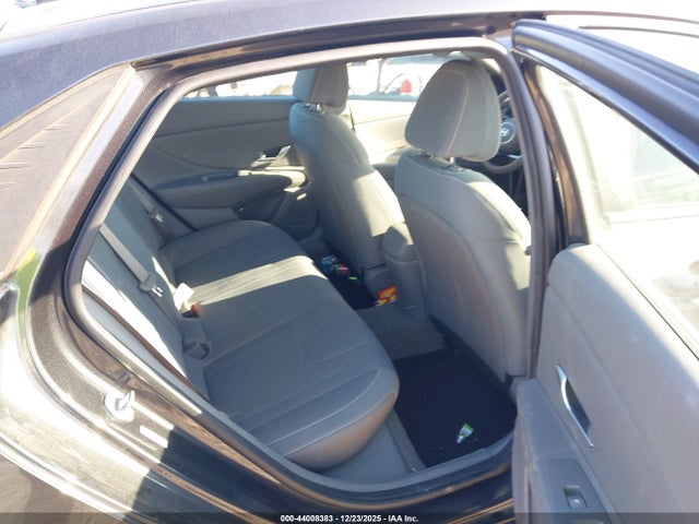 5NPLM4AG2NH075703 Hyundai ELANTRA SEL