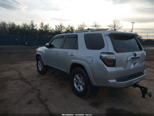 2019 TOYOTA 4RUNNER JTEBU5JRXK5640192 Photo 2
