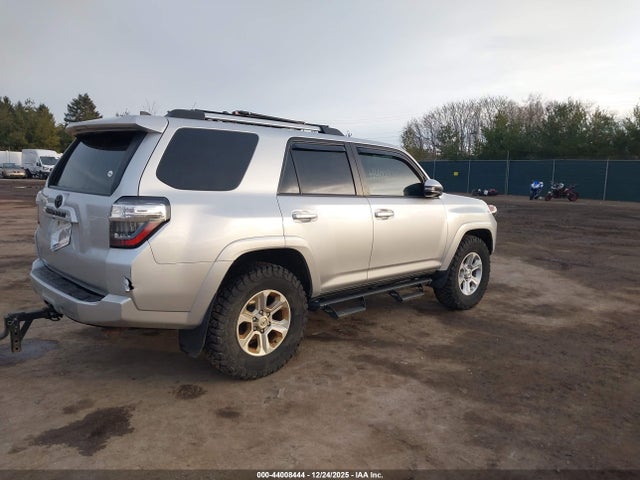 2019 TOYOTA 4RUNNER JTEBU5JRXK5640192 Photo 3