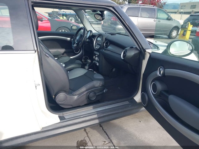 2009 MINI COOPER S WMWMF73549TW83149 Photo 4