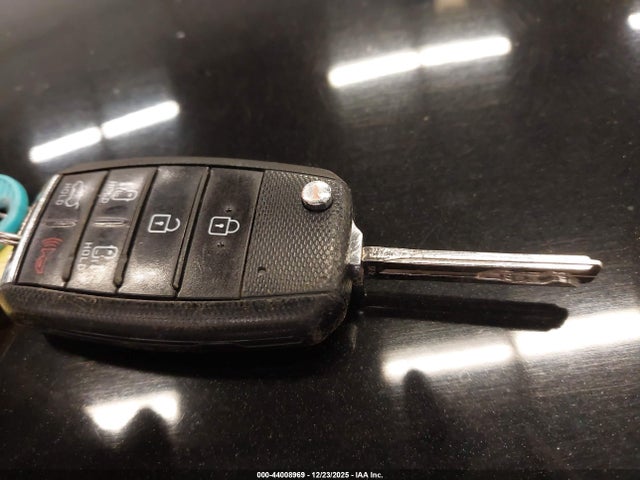 KNDMB5C12G6148672 KIA SEDONA LX