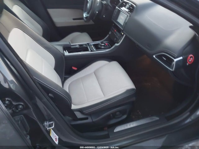 2018 JAGUAR XE SAJAL4GX8JCP36529 Photo 4