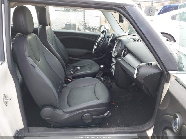 2008 MINI COOPER CLUBMAN WMWML33548TJ46586 Photo 4