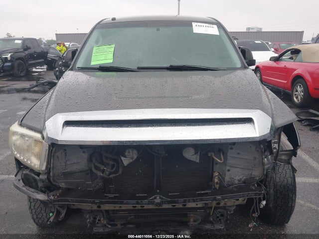 5TFEY5F13EX169701 Toyota Tundra Sr5 5.7l V8