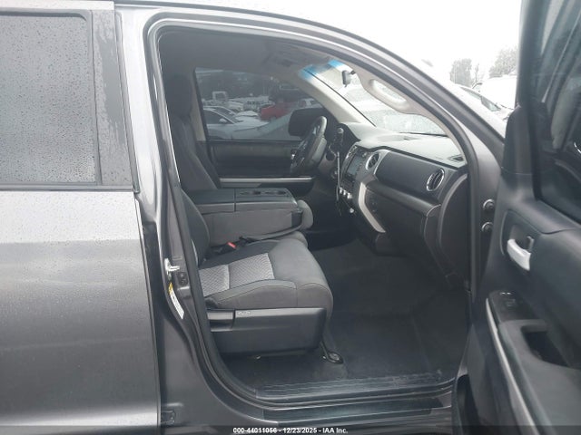 5TFEY5F13EX169701 Toyota Tundra Sr5 5.7l V8