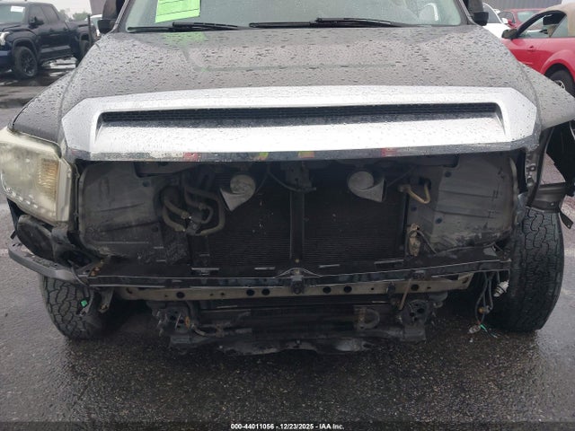 5TFEY5F13EX169701 Toyota Tundra Sr5 5.7l V8