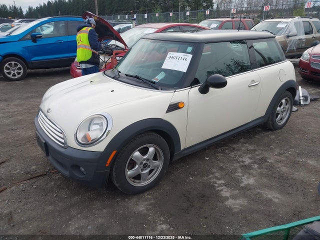2010 MINI COOPER WMWMF3C52ATU77695 Photo 1