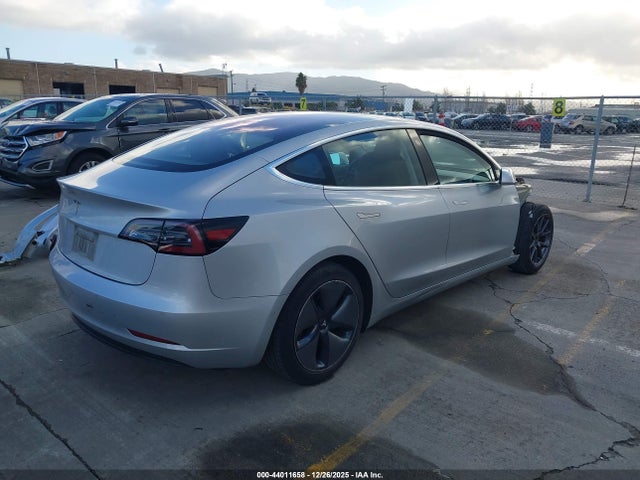 2018 TESLA MODEL 3 5YJ3E1EA4JF043037 Photo 3