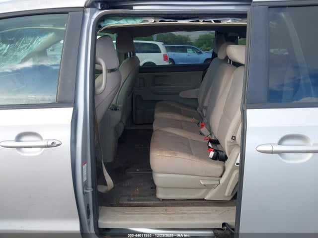 KNDMB5C17J6389120 KIA SEDONA LX