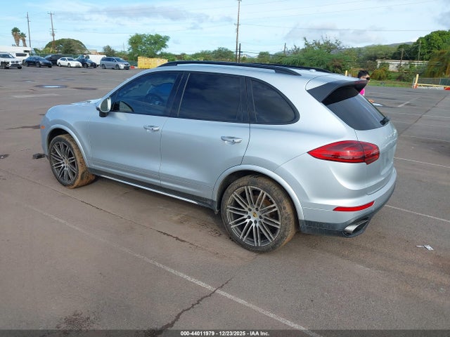2017 PORSCHE CAYENNE WP1AA2A28HKA84614 Photo 2