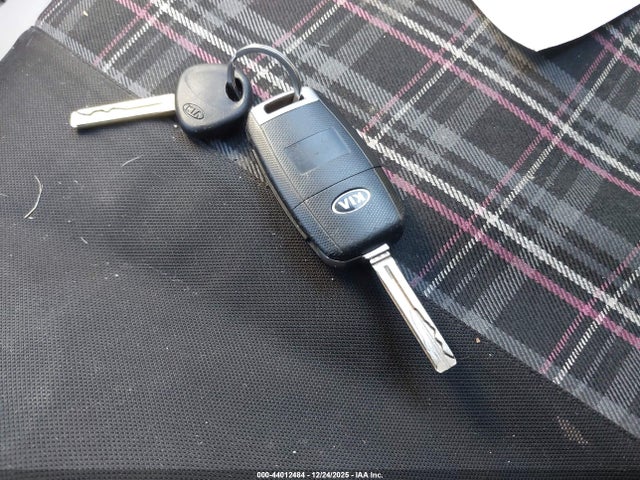 5XYKT3A65EG523214 KIA SORENTO LX