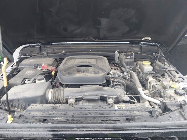 1C4HJXEN9JW185743 Jeep Wrangler Unlimited Sahara 4x4