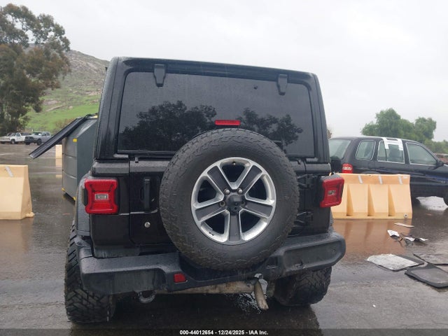 1C4HJXEN9JW185743 Jeep Wrangler Unlimited Sahara 4x4