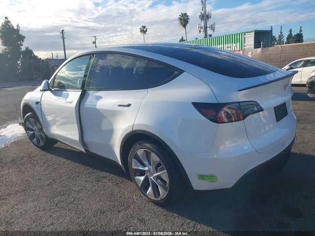 2023 TESLA MODEL Y 7SAYGDEE9PA043063 Photo 2
