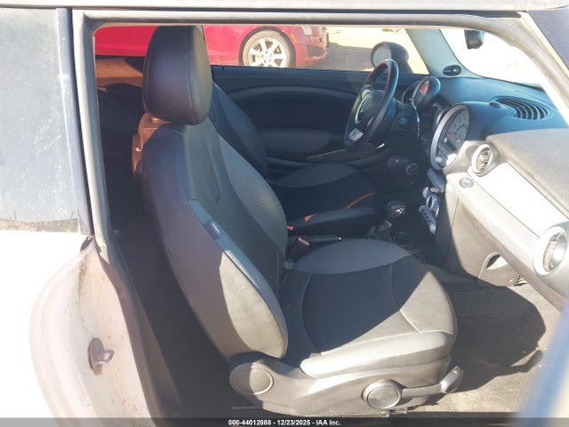 2010 MINI COOPER WMWMF3C50ATZ66600 Photo 4