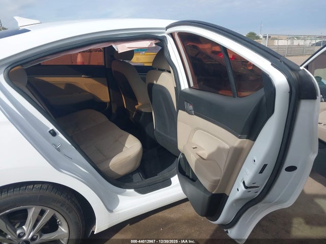 5NPD84LF6JH378958 Hyundai ELANTRA SEL
