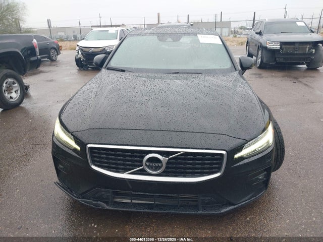 7JRA22TM5KG013637 Volvo S60 T6 R-design