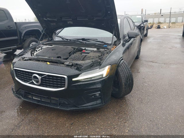 7JRA22TM5KG013637 Volvo S60 T6 R-design