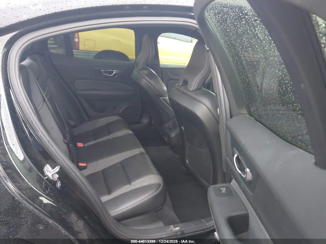 7JRA22TM5KG013637 Volvo S60 T6 R-design