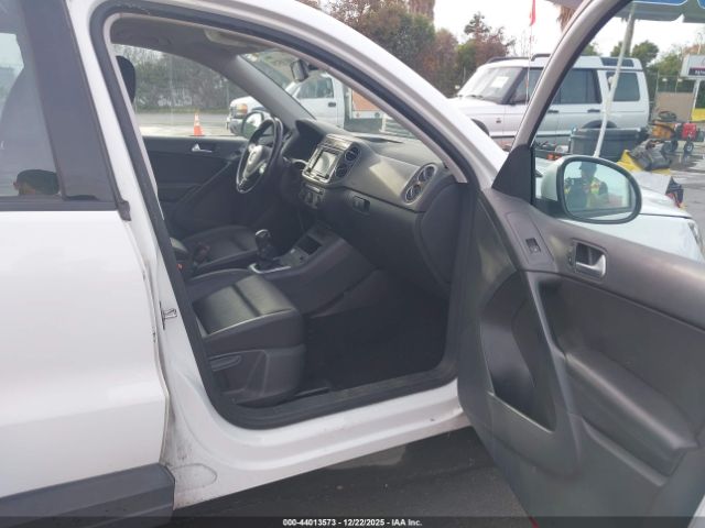 2017 VOLKSWAGEN TIGUAN WVGBV7AX6HK013572 Photo 4