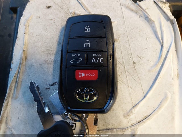 Toyota BZ4X XLE 2024 JTMAAAAA0RA054615 Image 11