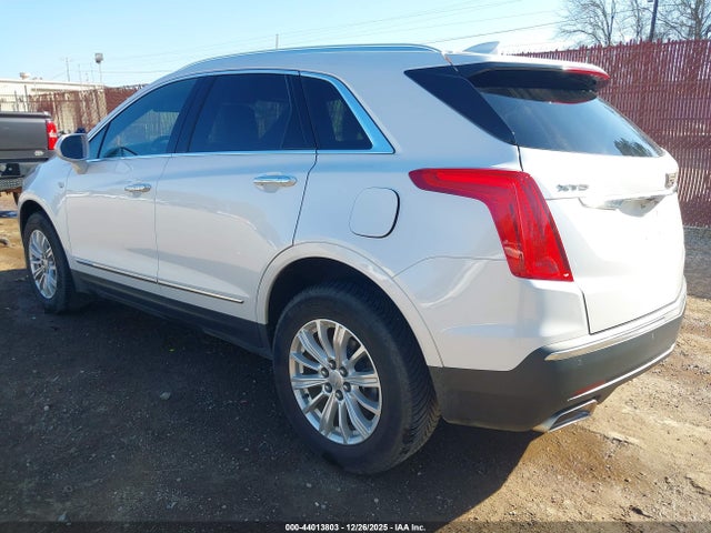 2017 CADILLAC XT5 1GYKNARS8HZ189681 Photo 2