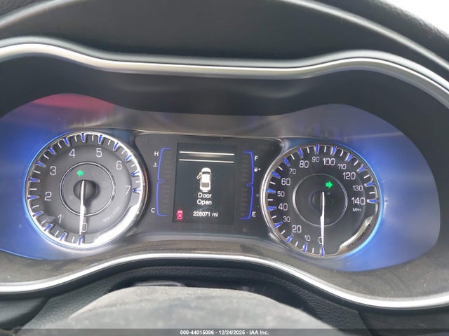 2015 Chrysler 200 Limited მანქანა იყიდება აუქციონზე, vin: 1C3CCCABXFN598748, აუქციონის ნომერი: 44015096