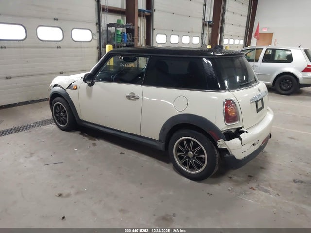 2007 MINI COOPER WMWMF33567TT50960 Photo 2
