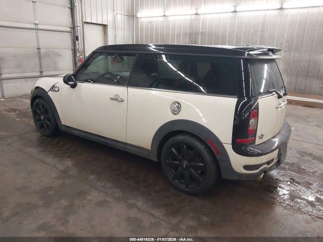2010 MINI COOPER S CLUBMAN WMWMM3C5XATZ32525 Photo 2