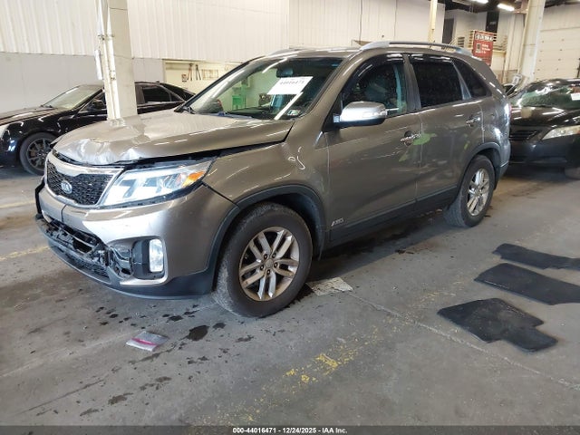 KIA SORENTO LX 2015 5XYKTCA63FG605377 Image 2