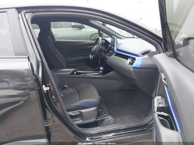 JTNKHMBX6L1064735 Toyota C-HR XLE