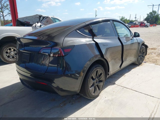 2025 TESLA MODEL Y 7SAYGDED2SF300017 Photo 3