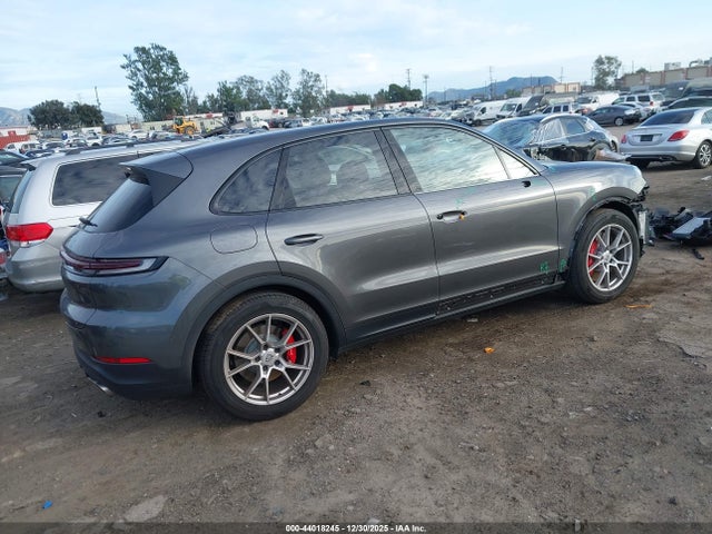 2024 PORSCHE CAYENNE WP1AL2AY8RDA33862 Photo 3
