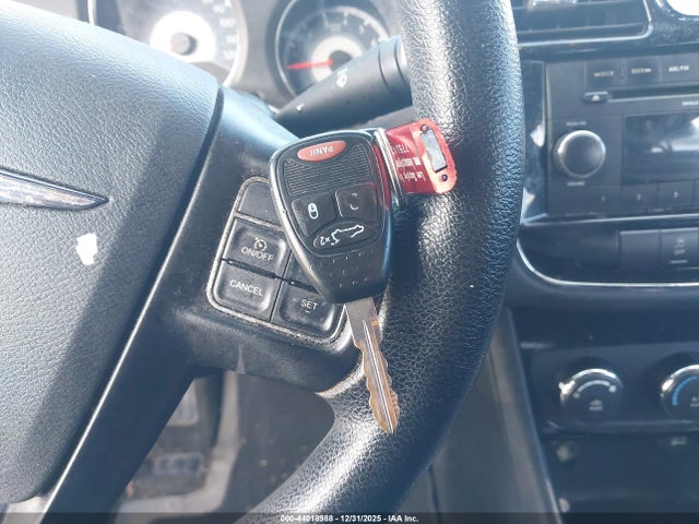 2013 Chrysler 200 Lx მანქანა იყიდება აუქციონზე, vin: 1C3CCBAB7DN669833, აუქციონის ნომერი: 44018988