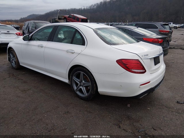 2017 MERCEDES-BENZ E 300 WDDZF4KB7HA026750 Photo 2