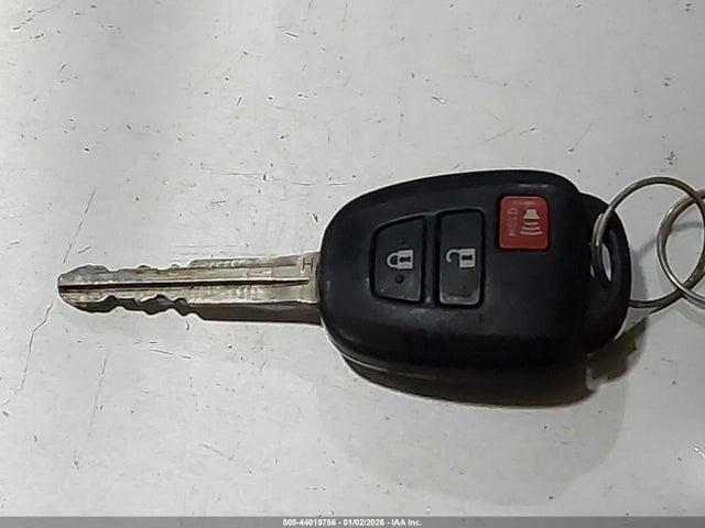 JTMZFREV5JJ183051 Toyota RAV4 LE