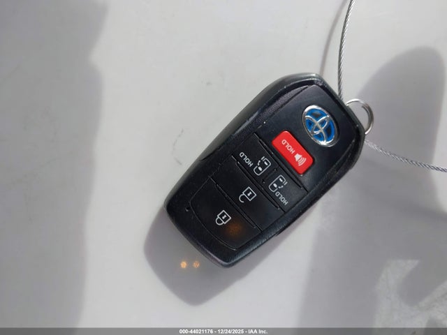 Toyota SIENNA LE 2024 5TDKRKEC0RS198991 Image 11