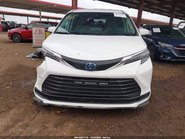 Toyota SIENNA LE 2024 5TDKRKEC0RS198991 Image 13