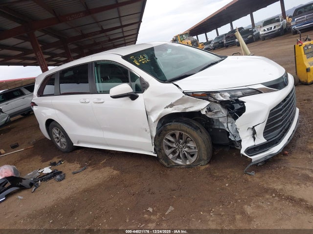 Toyota SIENNA LE 2024 5TDKRKEC0RS198991 Image 14