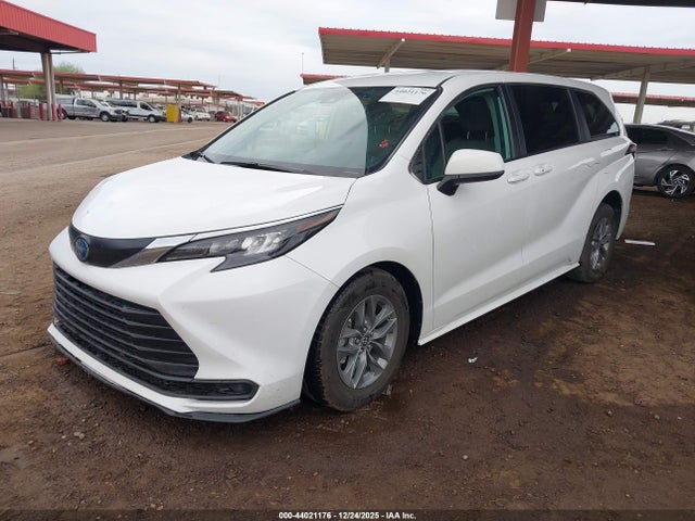 Toyota SIENNA LE 2024 5TDKRKEC0RS198991 Image 2